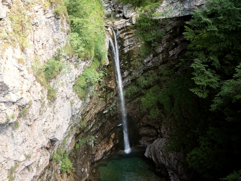 Cascata immersa nei boschi delle Alpi Carniche