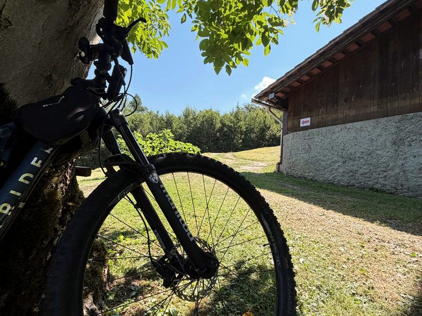 Mountain bike pronta per un'escursione vicino allo chalet