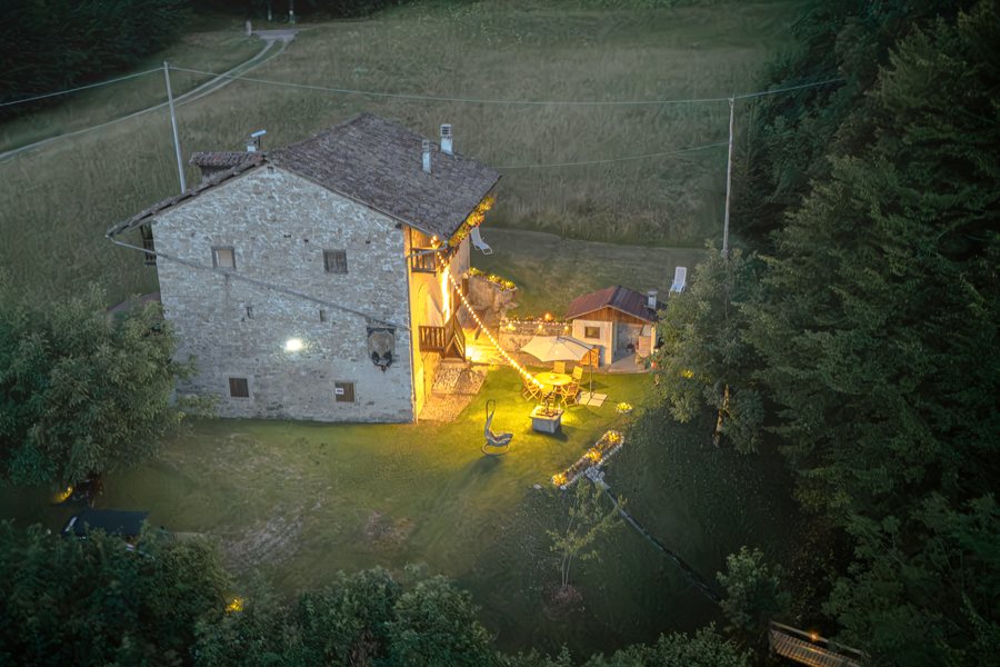 Vista aerea notturna dello chalet Wooden Stories, foto di Nemas Gortan