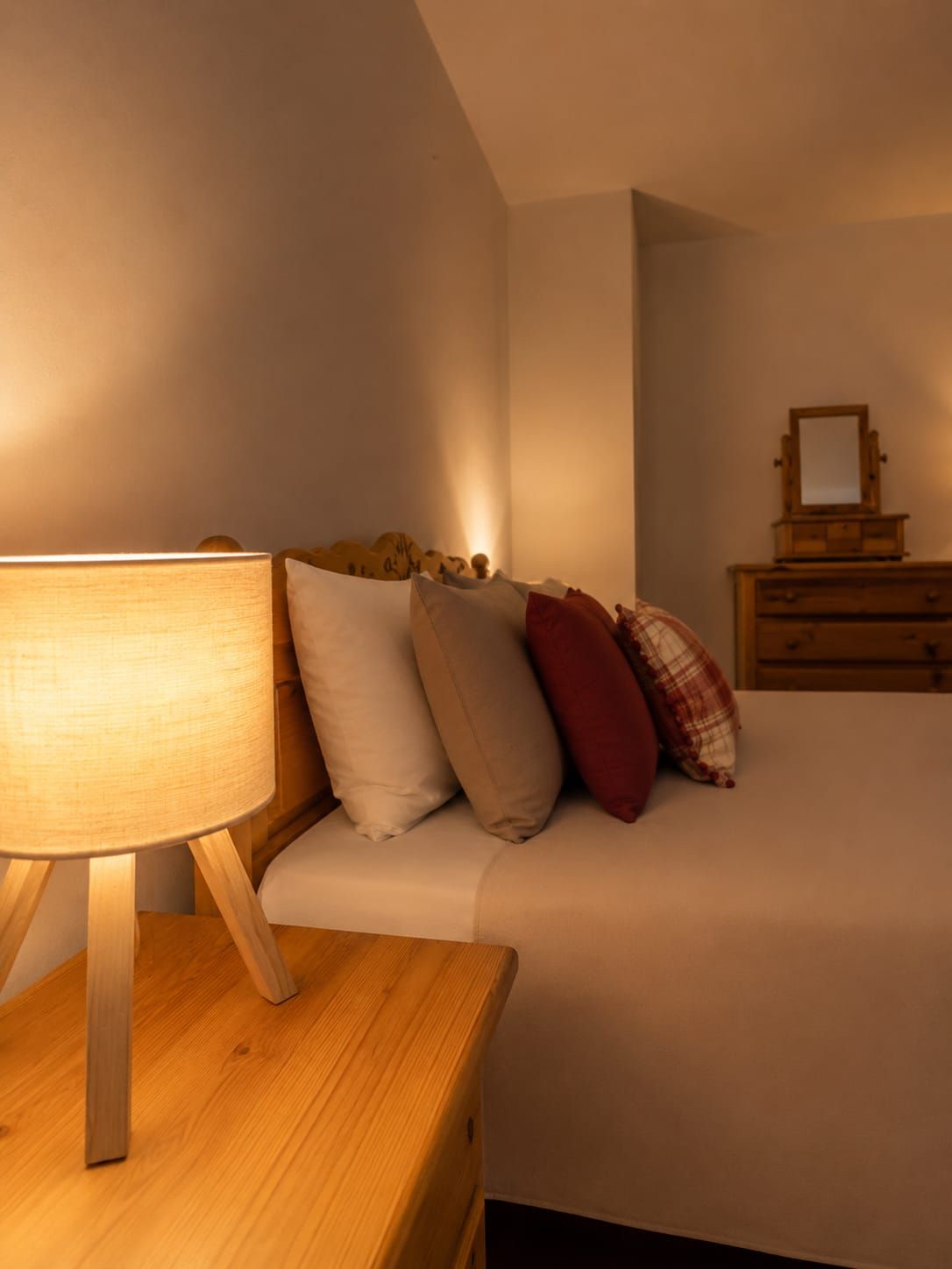 Dettaglio camera con arredamento in legno, chalet Wooden Stories