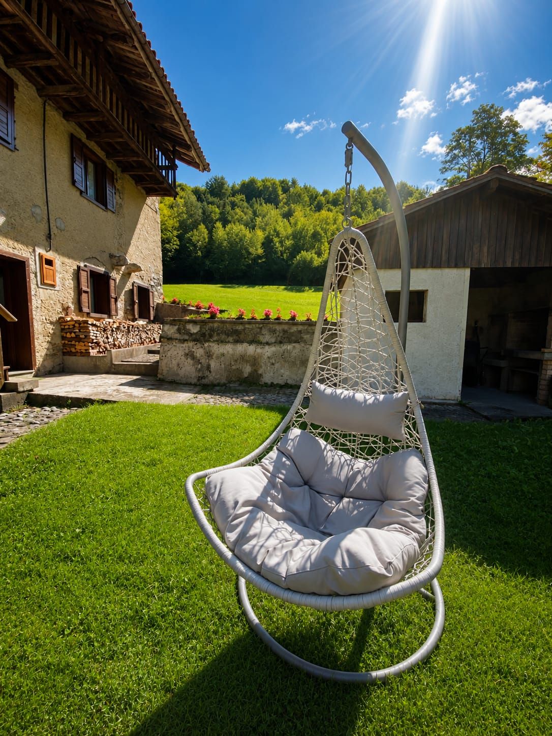 Poltrona dondolo in giardino per il relax, chalet Wooden Stories